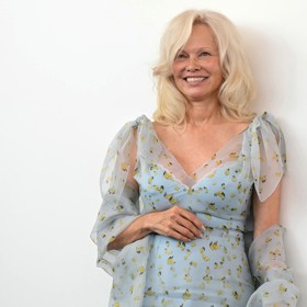 V podobném stylu se v Benátkách objevila také hvězda Pobřežní hlídky Pamela Anderson. Jak vidno, volnočasové mikádo sluší i téměř šedesátnicím.