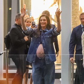 Anne Hathaway ukázala těhotenské bříško.