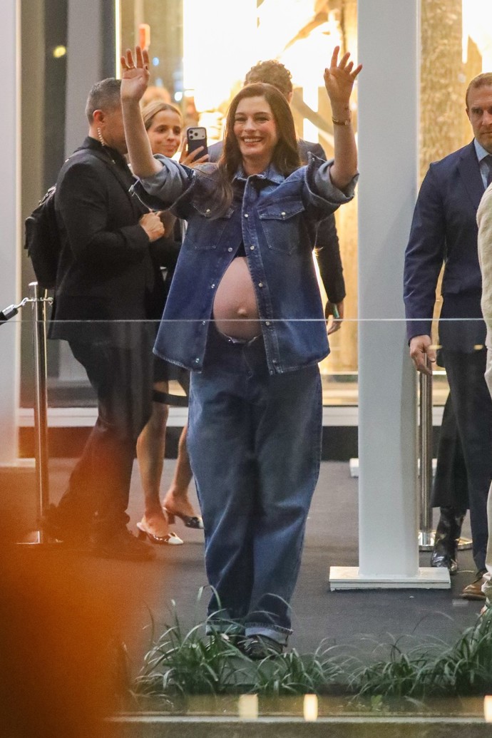 FOTO: Anne Hathaway ukázala těhotenské bříško. – stránka 1