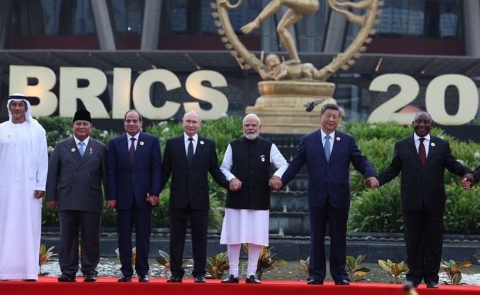 FOTO: Vladimir Putin se během focení na summitu BRICS snažil dostat do středu záběru.