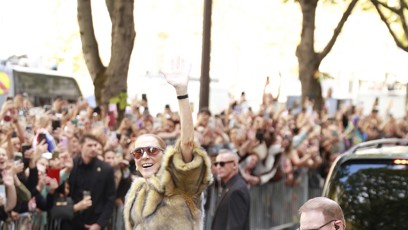 FOTO: Ochranka musí Celine Dion podpírat.
