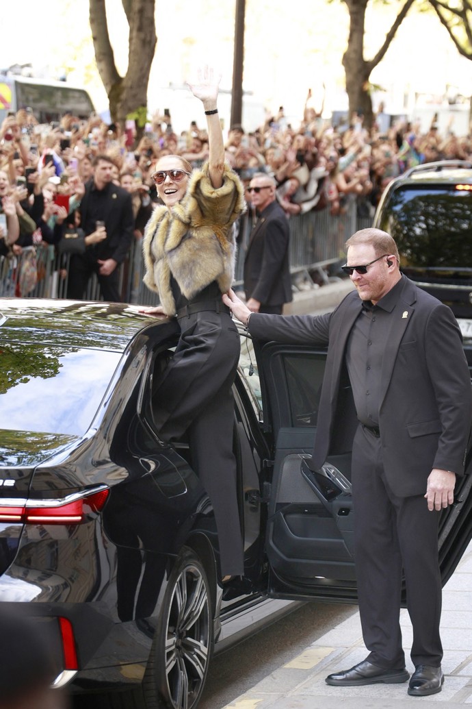 FOTO: Ochranka musí Celine Dion podpírat.