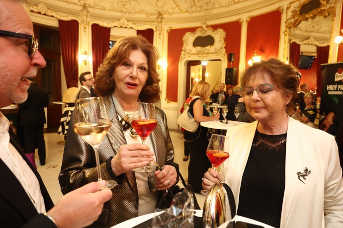 FOTO: Saskia Burešová a Marie Tomsová na premiéře opery Sweeney Todd: Ďábelský lazebník z Fleet Street.