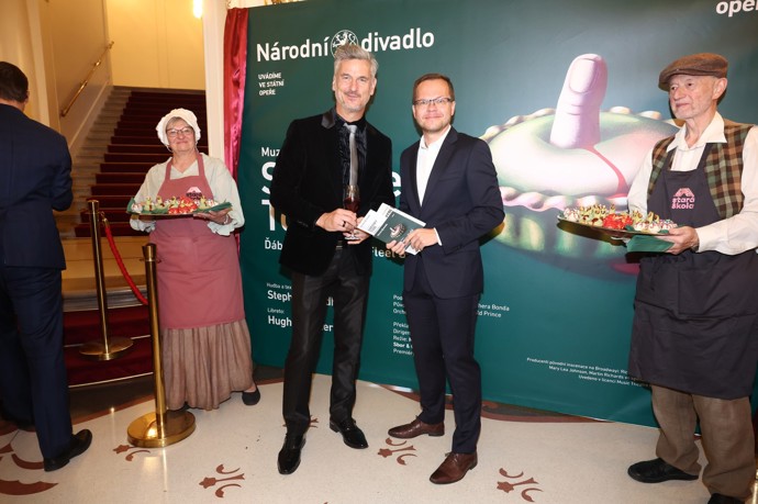 FOTO: Lumír Olšovský a Pavel Bár na premiéře opery Sweeney Todd: Ďábelský lazebník z Fleet Street. – stránka 11