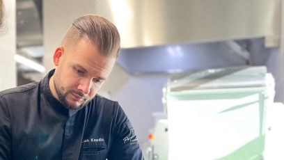 FOTO: Jan Knedla během práce v kuchyni, kde pečlivě kontroluje vzácné bílé lanýže.