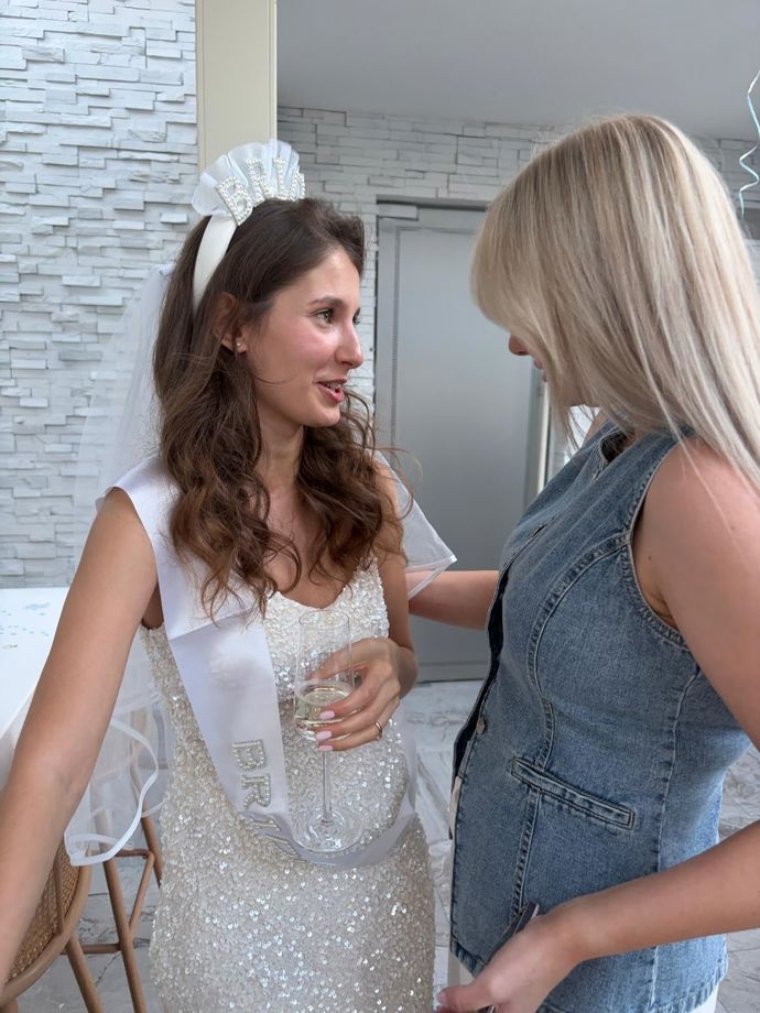 FOTO: Sara Sandeva měla bílé flitrované šaty se závojem. – stránka 8
