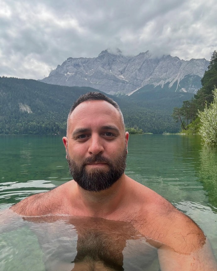 FOTO: Štefan Rehák rád cestuje. – stránka 37