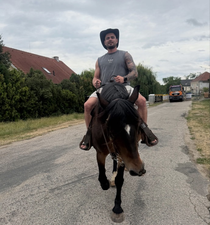 FOTO: Maxo je podle všeho milovníkem zvířat. – stránka 10