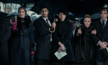 Theo James je hlavní postavou seriálu Gentlemani.