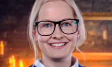 Domi je profesorka a maminka tří dětí. 