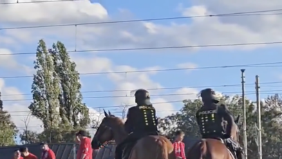 FOTO: Napjatou situaci u kolejiště se snažila dostat pod kontrolu také jízdní policie.