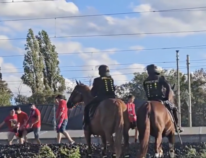 FOTO: Napjatou situaci u kolejiště se snažila dostat pod kontrolu také jízdní policie. – stránka 4