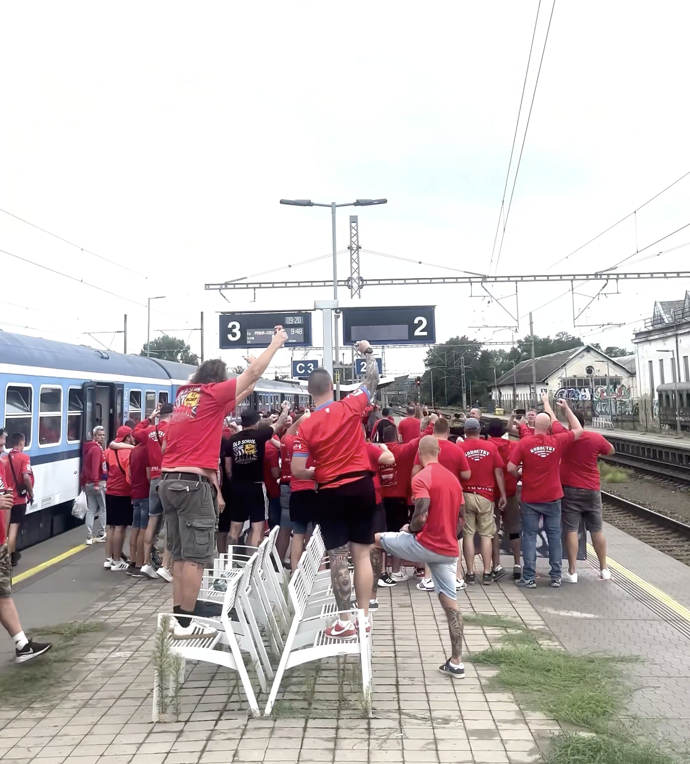 FOTO: Do Prahy vyrazily stovky příznivců Brna, část z nich pak po návratu zanechala za sebou výrazně poškozenou soupravu. – stránka 1