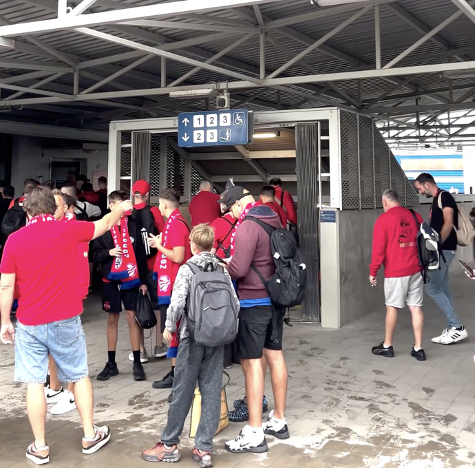 FOTO: Fanoušci Zbrojovky se před odjezdem speciálního vlaku shromažďovali na nádraží v klubových barvách. – stránka 2