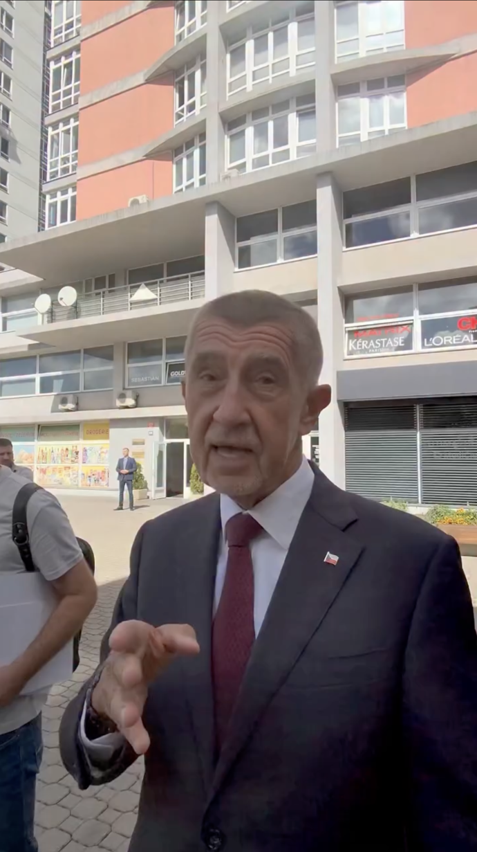 FOTO: Původně věcný dotaz na Agrofert se během několika vteřin změnil v osobní slovní přestřelku. – stránka 1