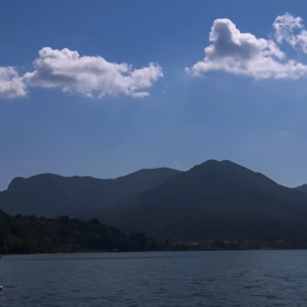 Novomanželé vsadili na romantickou svatbu v luxusním prostředí u vody.