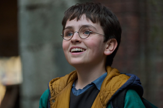 FOTO: Dominic McLaughlin jako Harry Potter v seriálu Harry Potter.