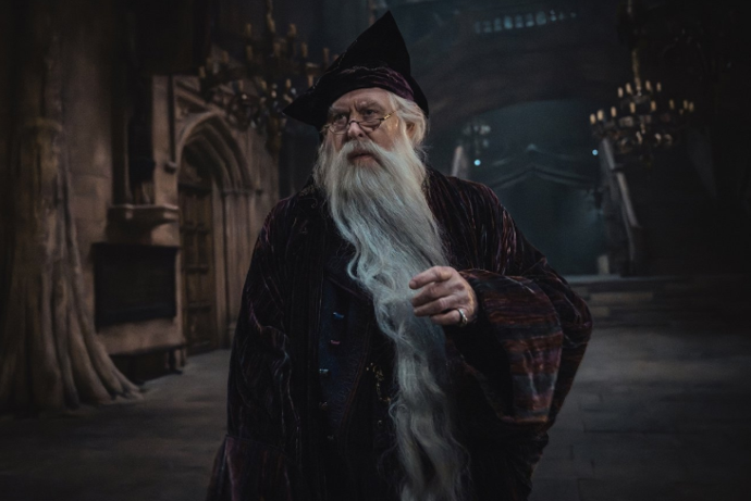 FOTO: John Lithgow jako ředitel Brumbál v seriálu Harry Potter. – stránka 8