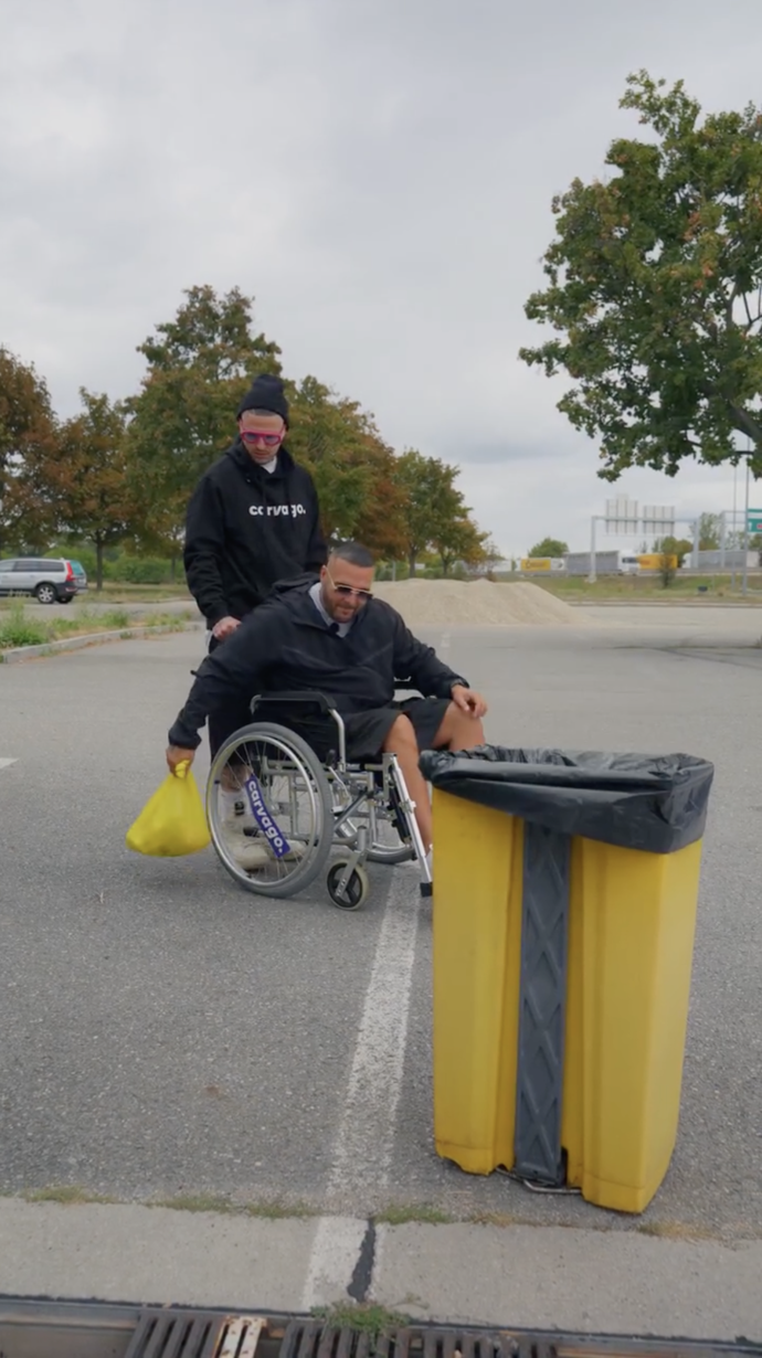 FOTO: Rytmus se v kontroverzním reklamním videu objevil na invalidním vozíku.