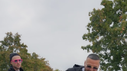 FOTO: Rapper se během videa z vozíku zvedne.