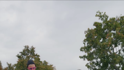 FOTO: A přitáhne si popelnici blíž.