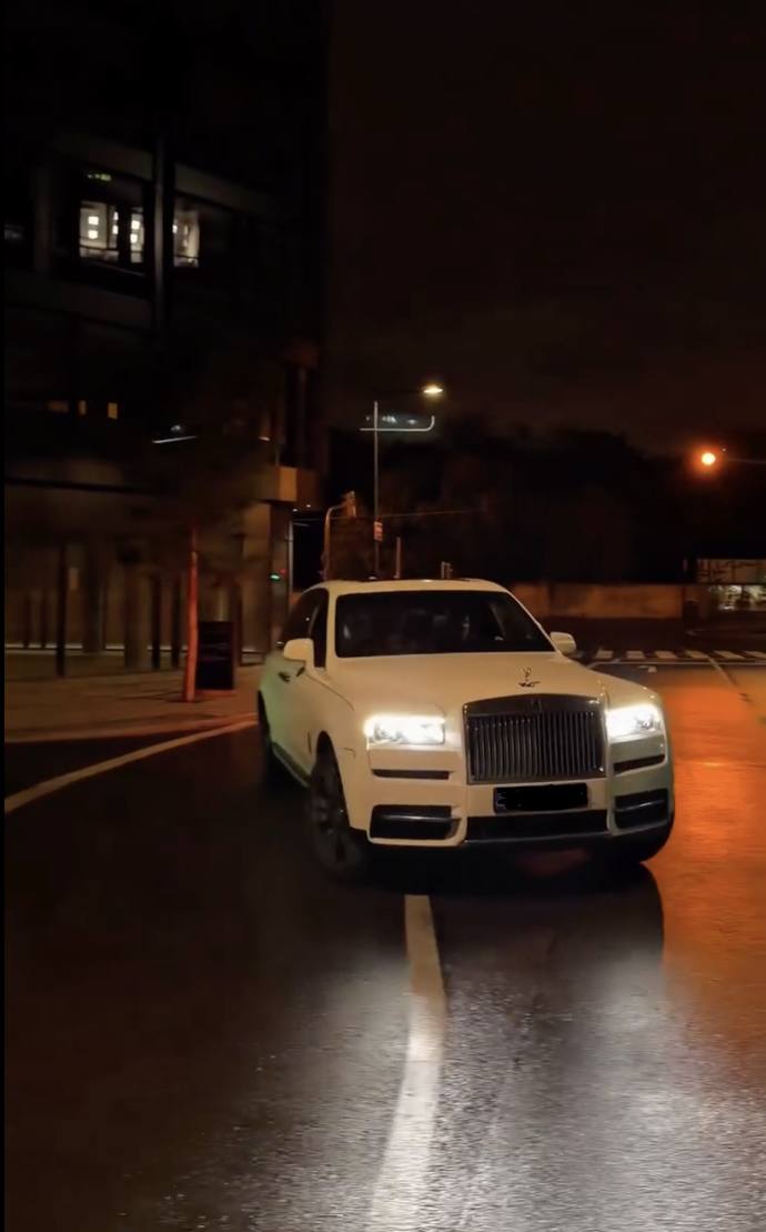 FOTO: Leoš Mareš a Štěpán Kozub tentokrát dorazili do Ranní show v luxusním Rolls-Royce. – stránka 19