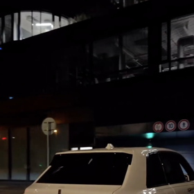 Bílý Rolls-Royce vzbudil mezi fanoušky velkou pozornost ještě před začátkem vysílání.