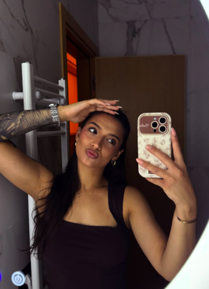 FOTO: Vanesa podle sledujících ve vile zamíchá kartami. – stránka 63