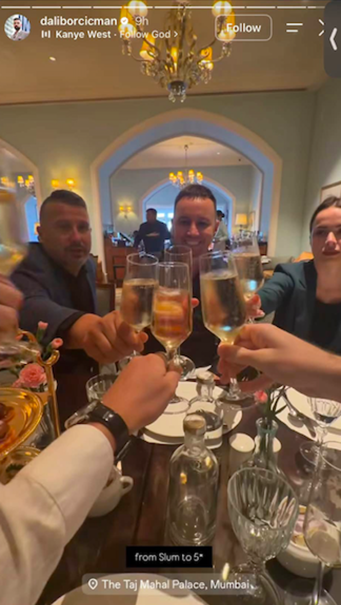 FOTO: Dalibor Cicman následně na svůj Instagram sdílel fotku se šampaňským, ke které napsal: Ze slumu do pětihvězdy.