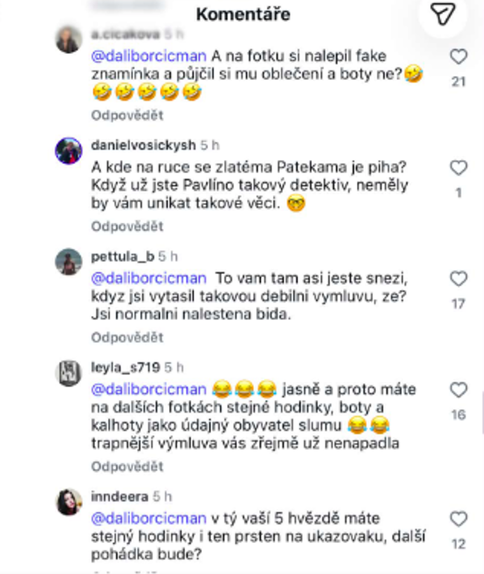 FOTO: Lidé mu nevěří jeho lež. Na předchozím snímku měl totiž stejné kalhoty, boty i hodinky jako na fotce, kterou sdílel ze slumu s luxusními hodinky.