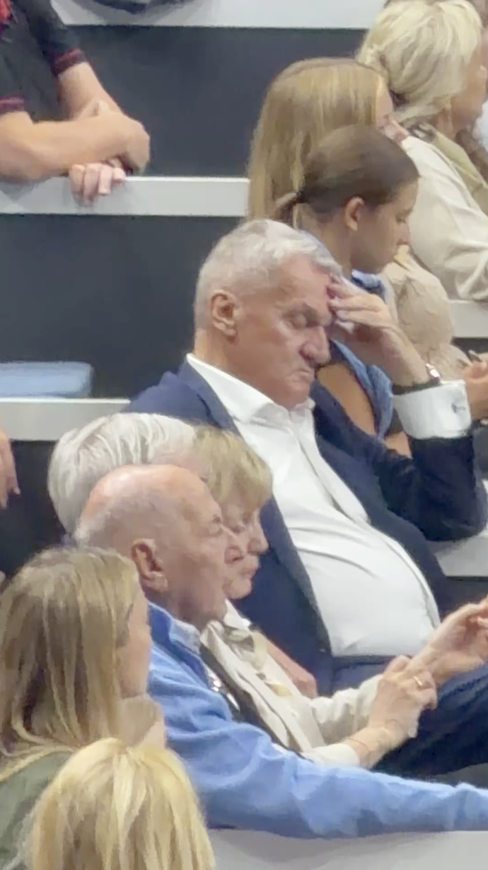 FOTO: Primátor seděl na tribuně se zavřenýma očima a rukou opřenou o čelo.