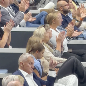Jakmile začala hala hlasitě tleskat, pražský primátor jako by okamžitě ožil.