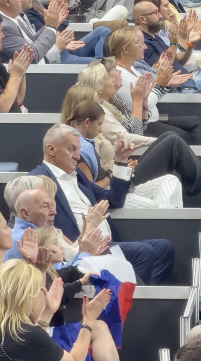 FOTO: Jakmile začala hala hlasitě tleskat, pražský primátor jako by okamžitě ožil. – stránka 3