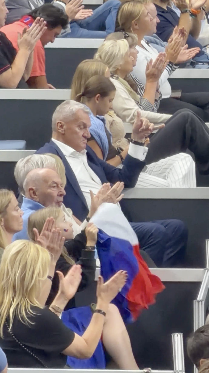 FOTO: Bohuslav Svoboda po krátkém šlofíku ukázal směrem k tenisovému kurtu. – stránka 4