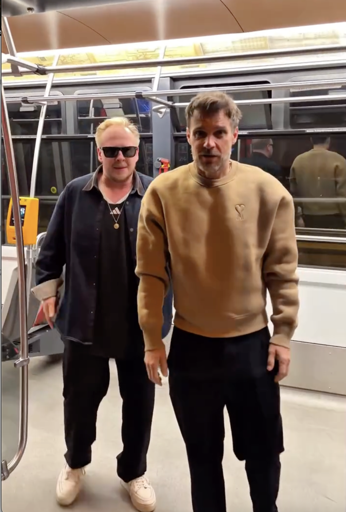 FOTO: Leoš Mareš se Štěpán Kozubem vyrazili do práce tramvají.