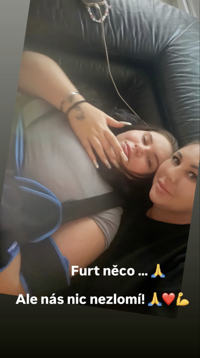 FOTO: Andrea Kašpárková s dcerou Natálií, která bojuje s roztroušenou sklerózou. – stránka 1