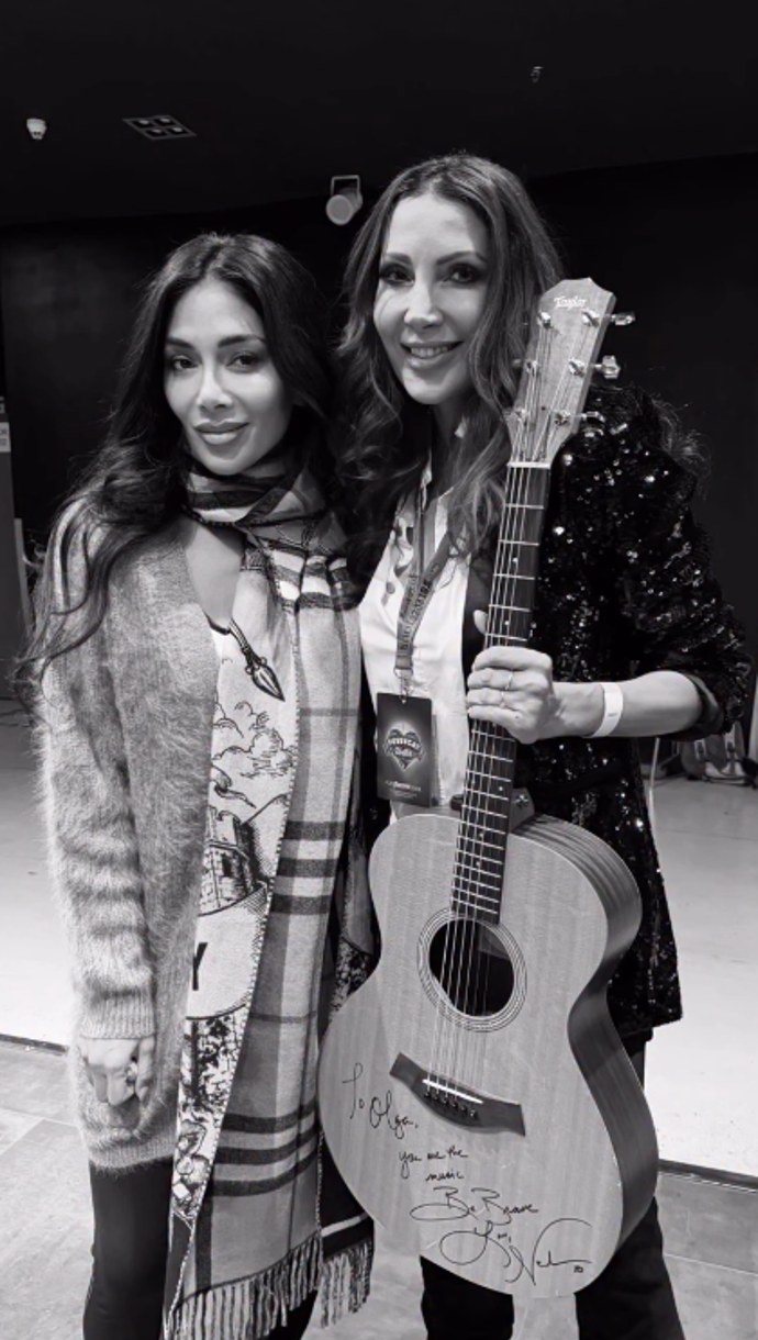 FOTO: Nicole Scherzinger podepsala Olze kytaru.