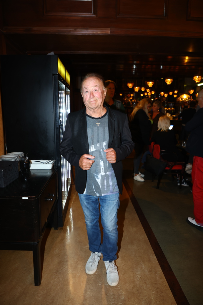FOTO: Zpěvák Petr Janda na premiéře filmu Oasis. – stránka 9