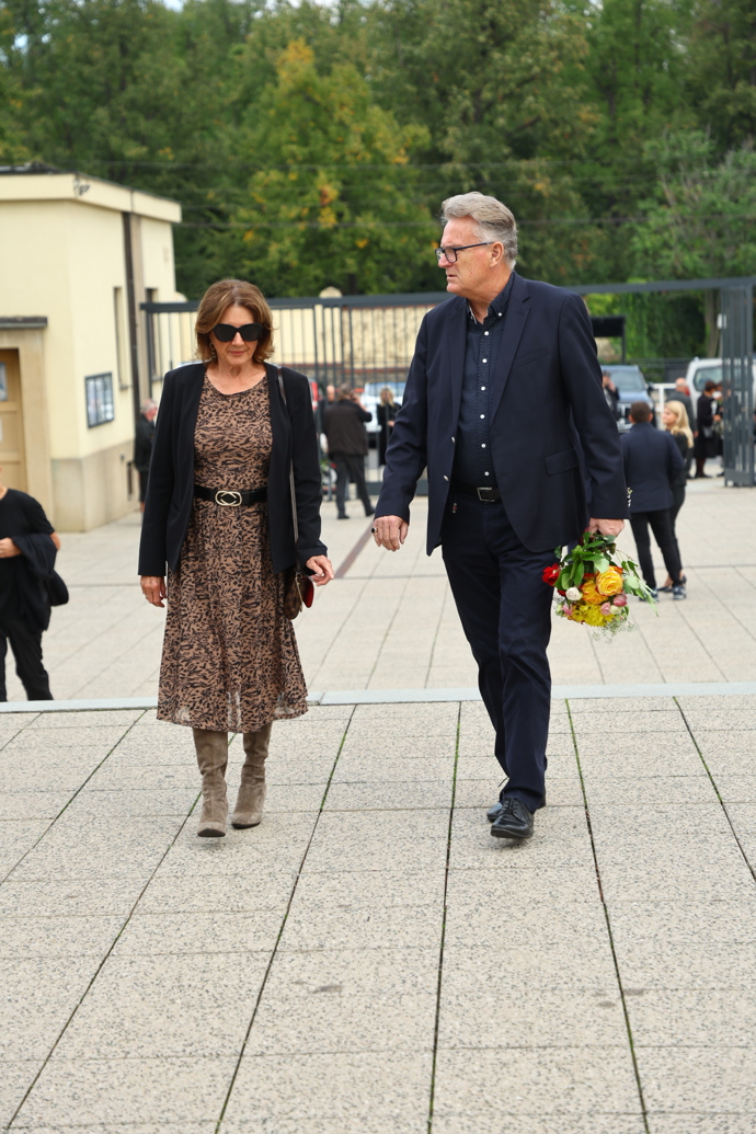 FOTO: Marie Rottrová na pohřbu Richarda Tesaříka. – stránka 4