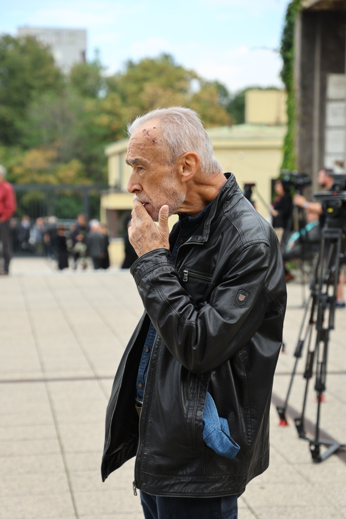 FOTO: Pavel Rímský na pohřbu Richarda Tesaříka. – stránka 35