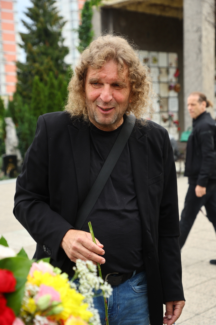 FOTO: Hudebník Miroslav Barabáš na pohřbu Richarda Tesaříka. – stránka 33