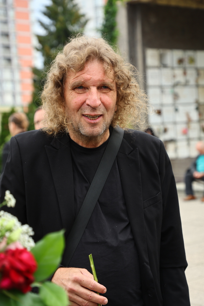 FOTO: Hudebník Miroslav Barabáš na pohřbu Richarda Tesaříka. – stránka 32