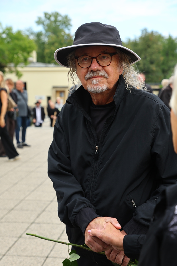 FOTO: Ondřej Hejma na pohřbu Richarda Tesaříka. – stránka 30