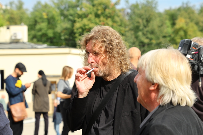 FOTO: Miroslav Barabáš si dal před obřadem cigaretu. – stránka 24