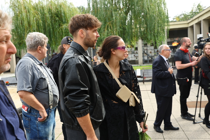 FOTO: Manželé Tomešovi přišli dát poslední sbohem Richardu Tesaříkovi. – stránka 16