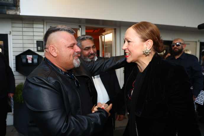 FOTO: Příchozí hosté se na premiéře vřele vítali. – stránka 2