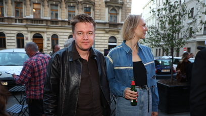 FOTO: Daniela Špinar v družné debatě s Petrem Kolečkem.