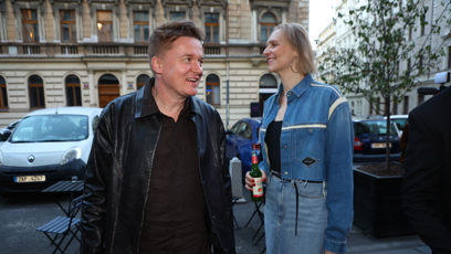 FOTO: Daniela Špinar a Petr Kolečko si měli očividně co říct a užívali si uvolněnou atmosféru premiéry.