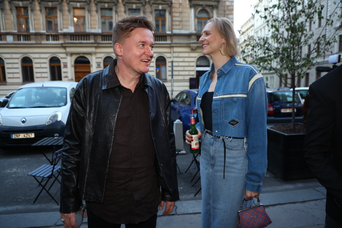 FOTO: Daniela Špinar a Petr Kolečko si měli očividně co říct a užívali si uvolněnou atmosféru premiéry. – stránka 16