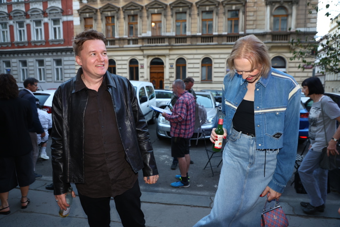 FOTO: Scenárista Petr Kolečko byl sice na roztrhání, ale na živý rozhovor s Danielou Špinar si čas našel velmi rád. – stránka 15